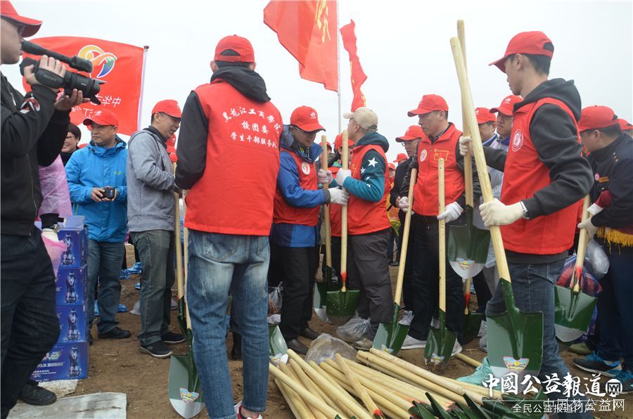 必赢626net入口首页圆满完成“保护青山绿水_共建大美龙江”千人公益植树志愿服务工作