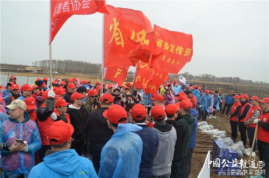 必赢626net入口首页圆满完成“保护青山绿水_共建大美龙江”千人公益植树志愿服务工作